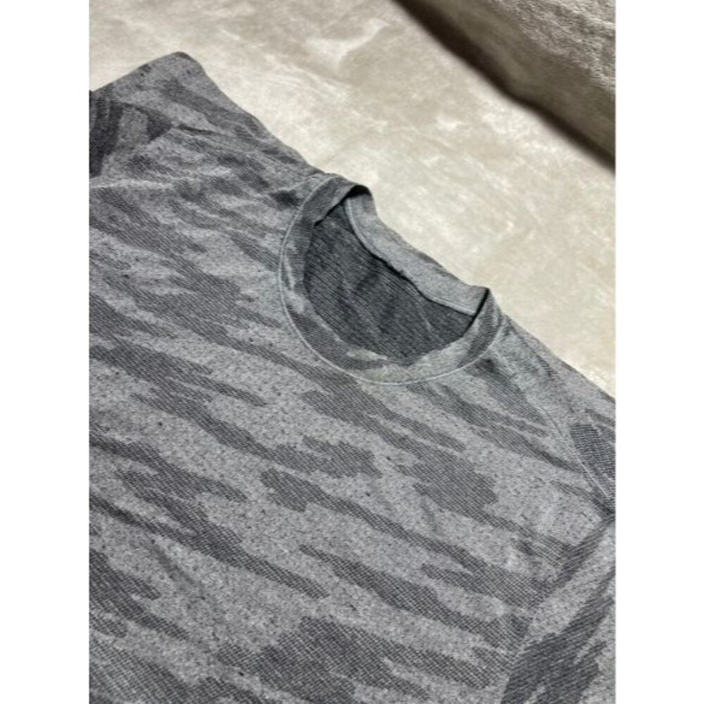 Lululemon Metal Vent Tech Athletic Shirt Men's Large Gray Short Sleeve Workout